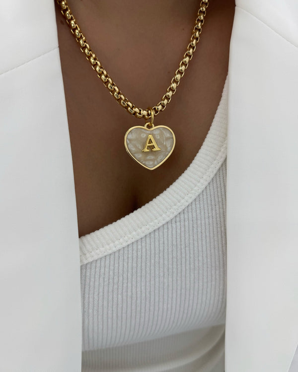 Colar Dourado Pingente de Coração e Letra Inicial Personalizada